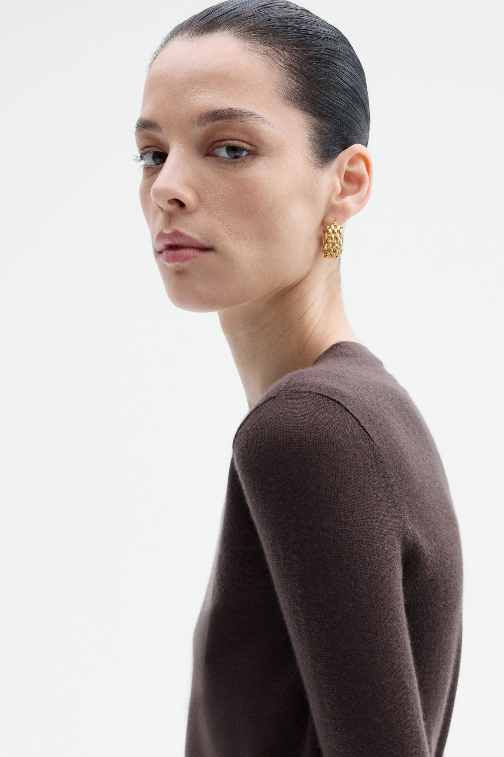 Anytime Fit NonRestrictive Cut Long Sleeve Crew in Fine Cashmere - Chocolate