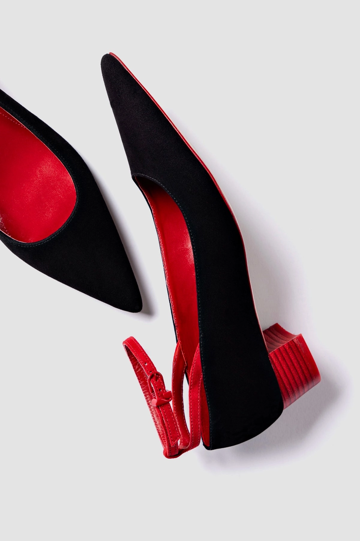 Season Vibe Removable Footbed Larroud?? x CPPXO Low Pump In Black And Scarlet Leather