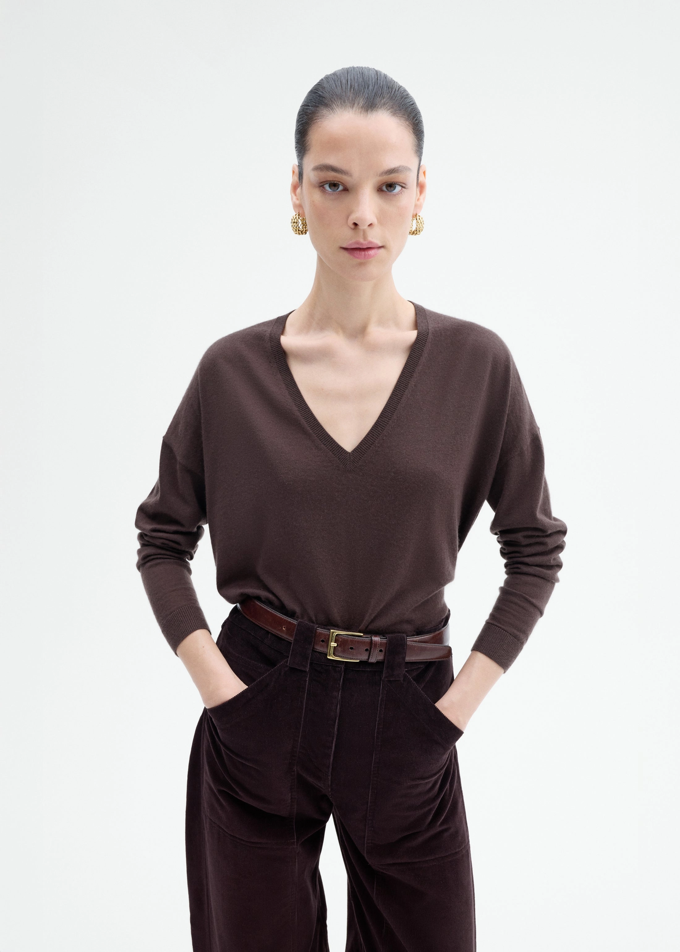 Minimalist Stitching V-Neck Sweater in Fine Cashmere - Chocolate