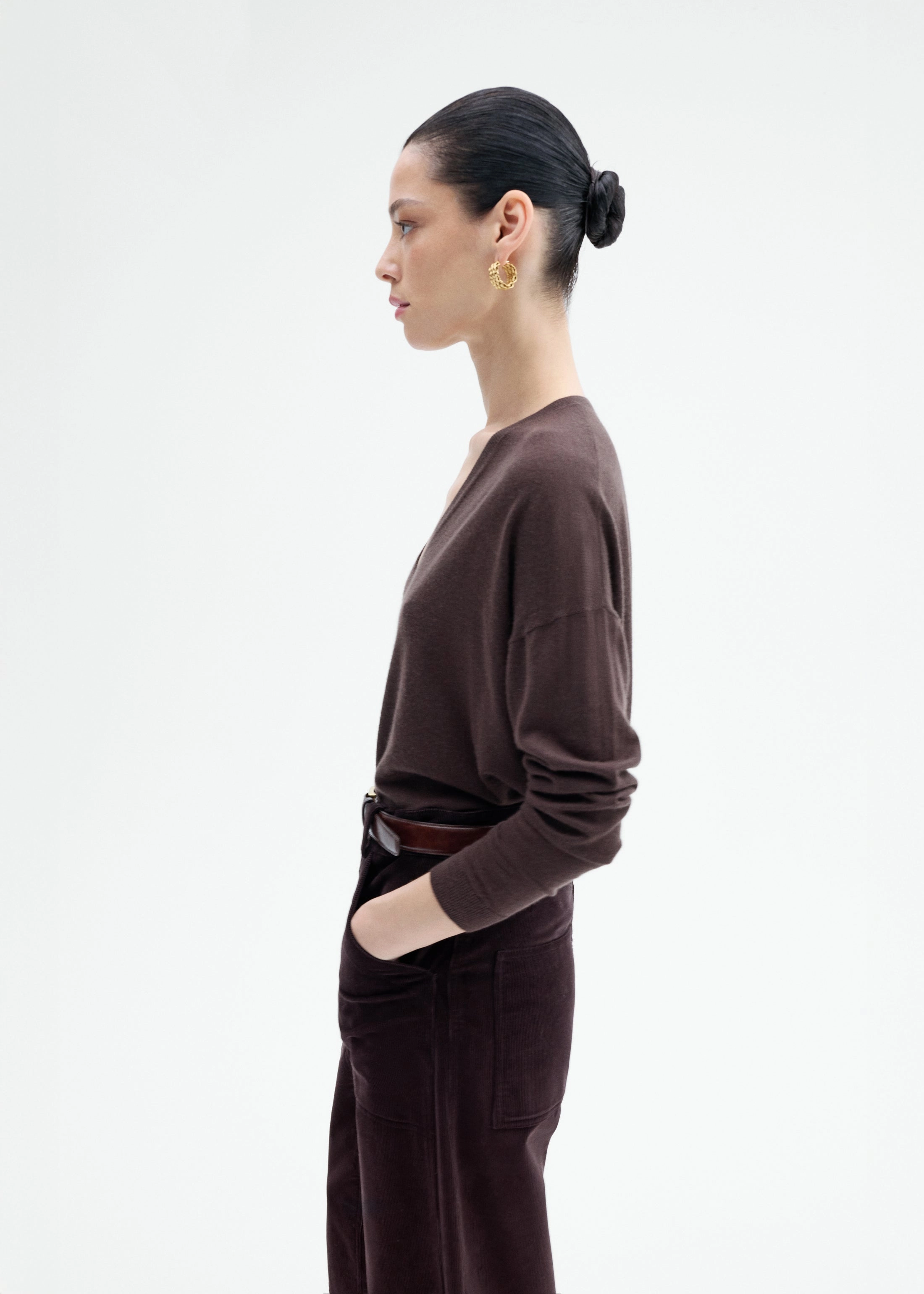 FourWay Stretch V-Neck Sweater in Fine Cashmere - Chocolate