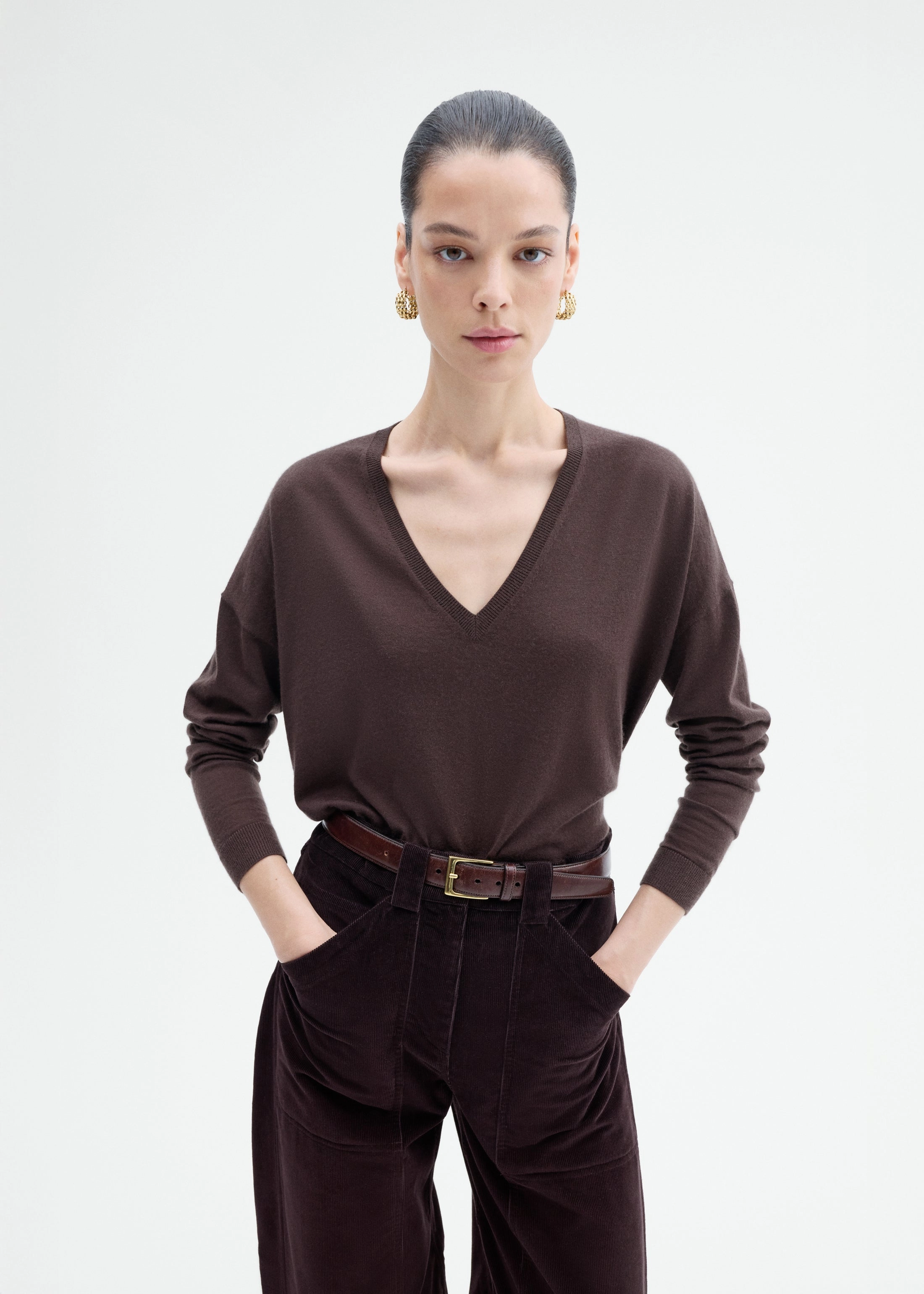 V-Neck Sweater in Fine Cashmere - Chocolate Minimal Vibe Flexible Rib Trimming